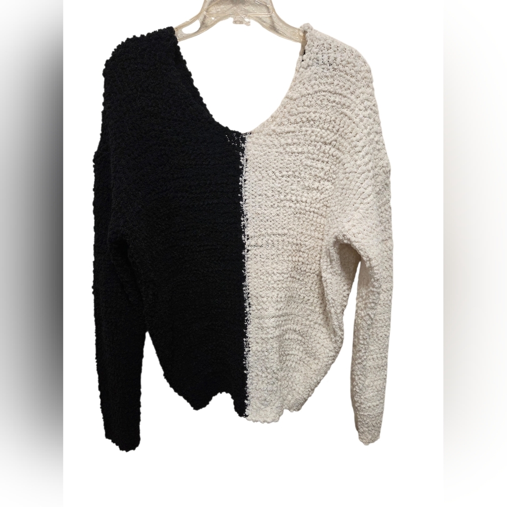 Bobeau Black & White Off-The-Shoulder Colorblock Sweater – Medium - Picture 3 of 6